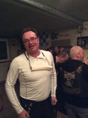 Dirk-mit-Knochen